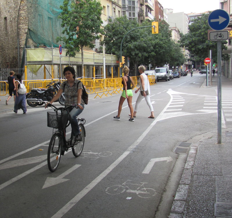 Fotografies de bicis a diversos punts de Girona. Mou-te en Bici ha detectat múltiples espais amb problemes pels ciclistes. bicicletes, bici, vorera.