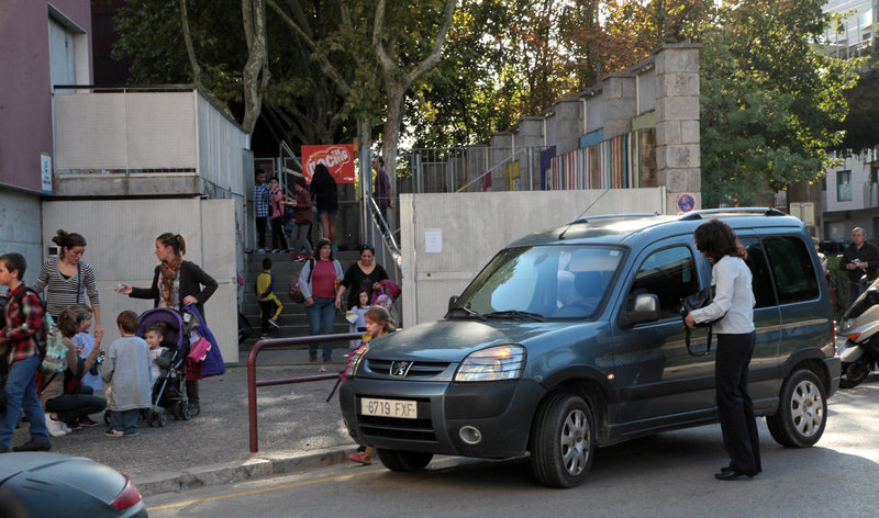 Girona Pares i mares recollin els nens a l'escola Bruguera de Girona, amb cotxe, provocant cues i problemes de trànsit