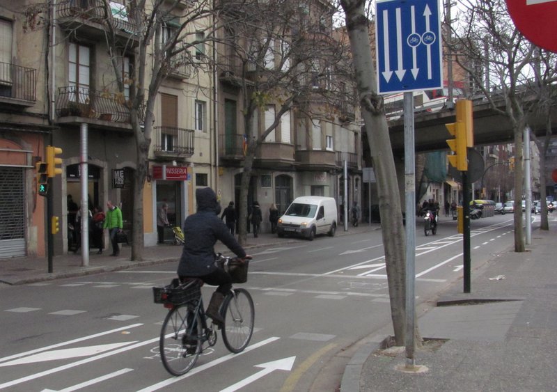 Girona. Ciclistes pel nou carril bici que s'ha pintat al carrer Santa Eugènia de Girona i que s'ampliarà fins al carrer Nou.