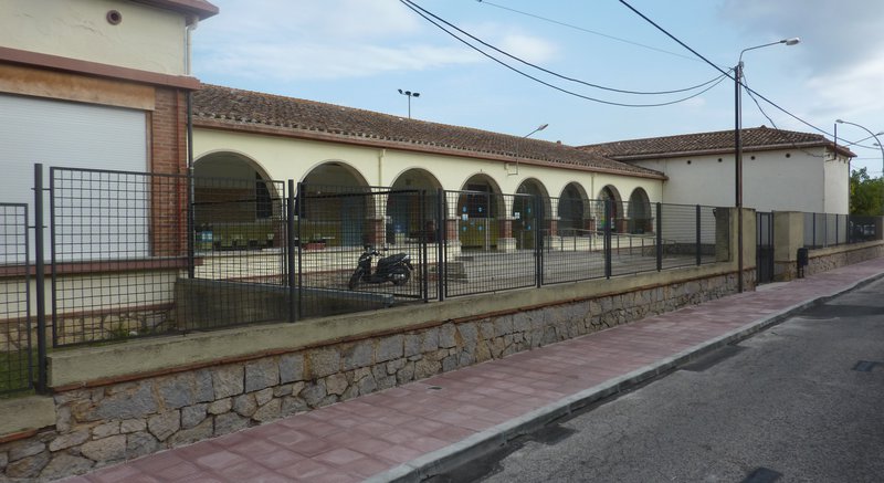 Cassà de la Selva. Escola Puig d'Arques. Vorera ampliada al carrer Hospital  i façana de l'escola