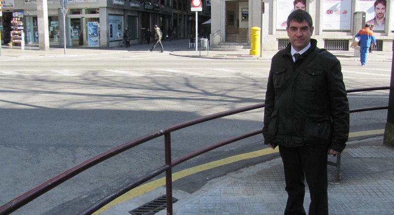Girona. El regidor de mobilitat, Joan Alcalà, a la cantonada de la plaça Marquès de Camps amb Gran Via on anirà el nou carril bici.